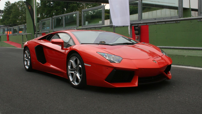 Illustration for article titled Lamborghini Aventador LP-700 at Vallelunga